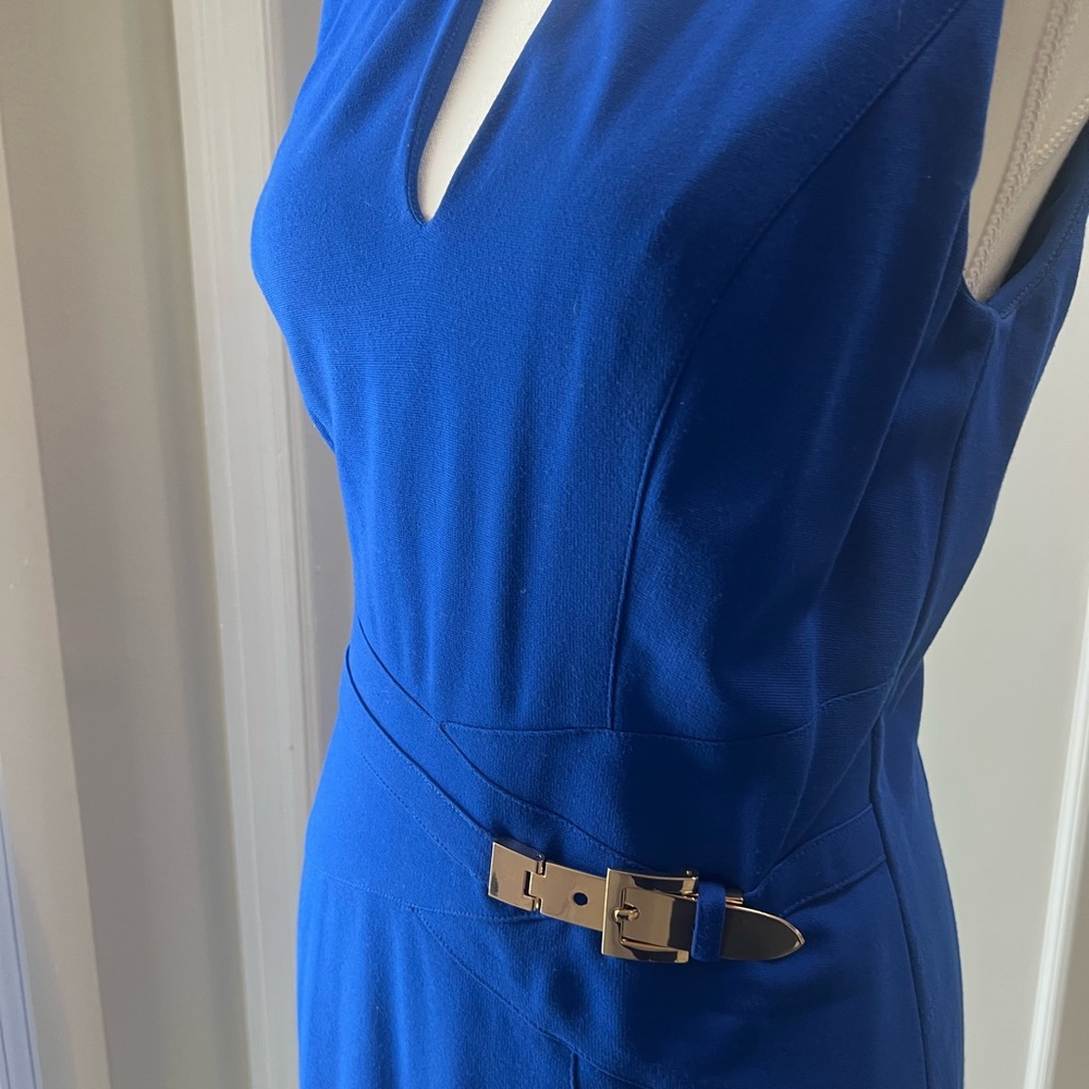 Cache Royal Blue Sleeveless, Structured V-Neck, Midi Dress w/Gold Buckle-Size 6 - Picture 3 of 6